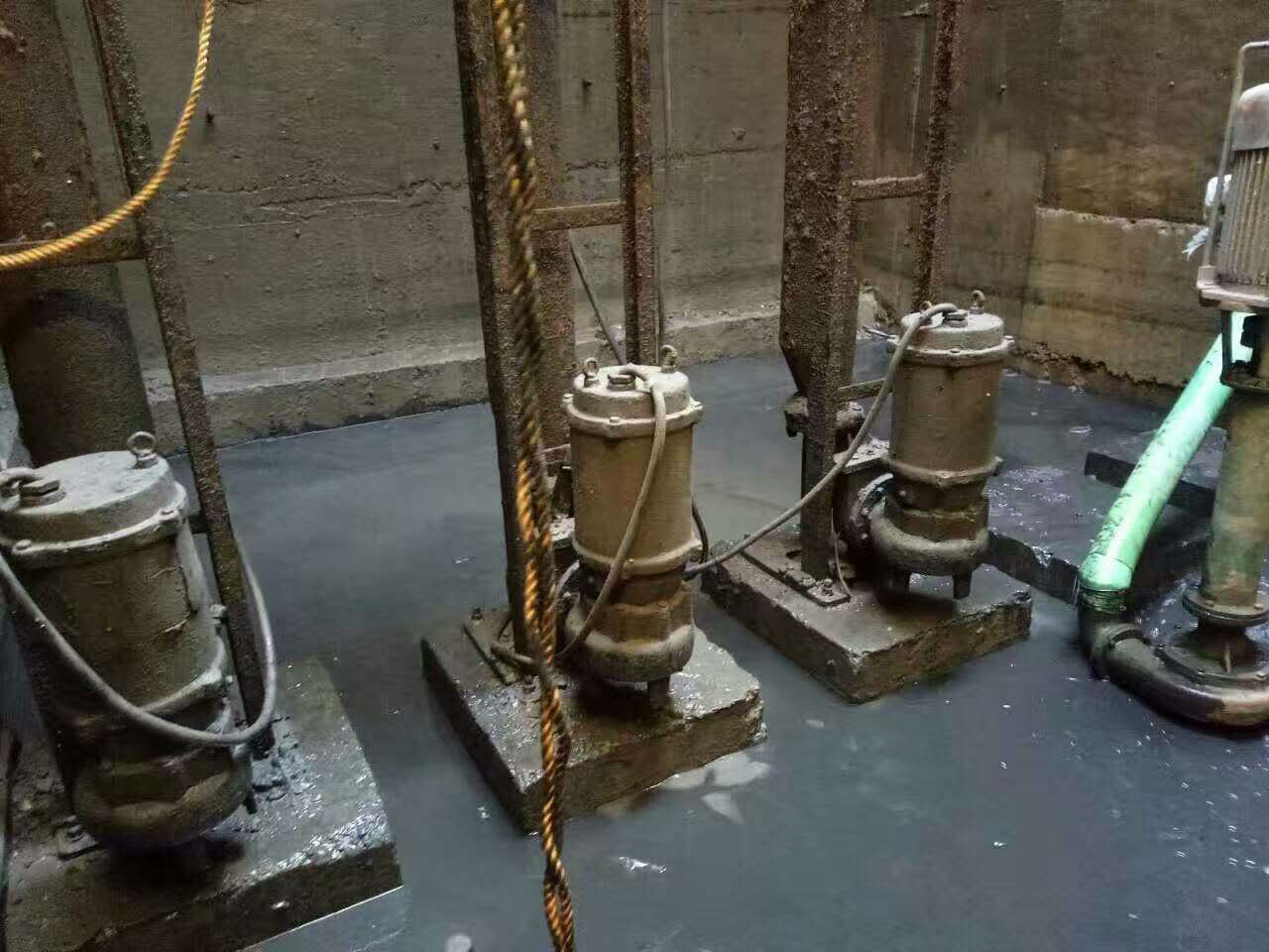 龙湖污水池清理