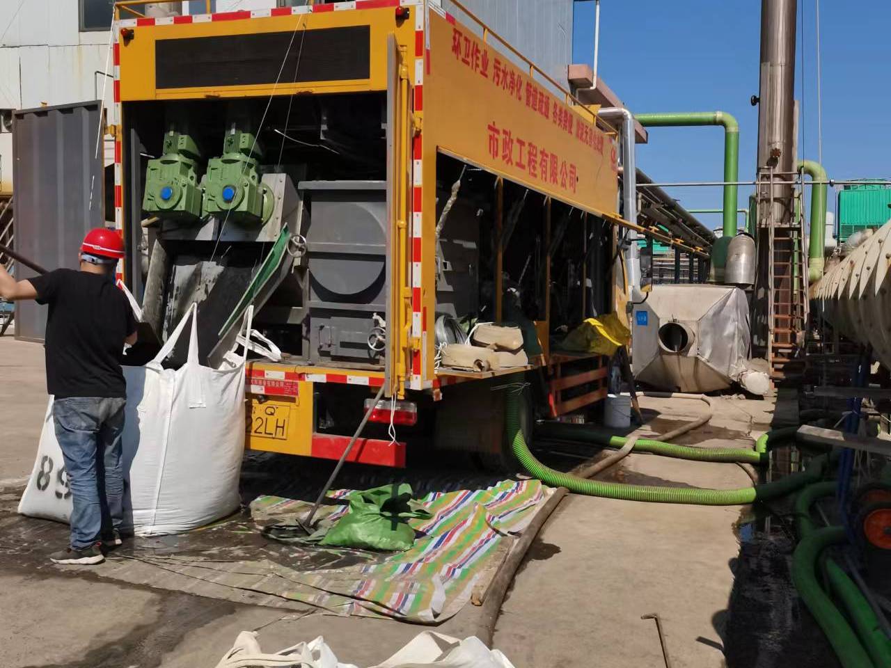 龙湖淤泥压干处理