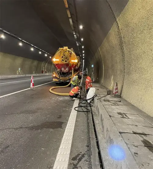 龙湖隧道排水渠清淤